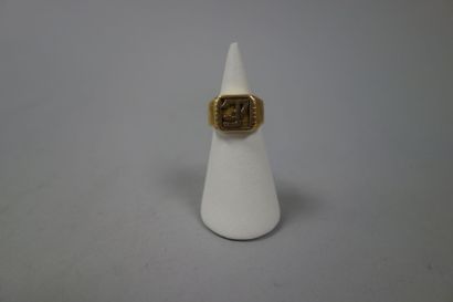 Chevalière de petit doigt en or jaune (750).

Poids...