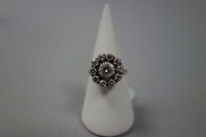 Bague marguerite en or gris (750) ornée d'un...