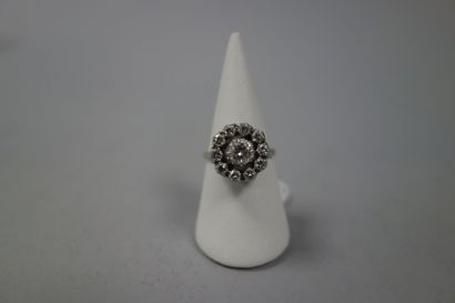 Bague marguerite en or gris (750) ornée d'un...