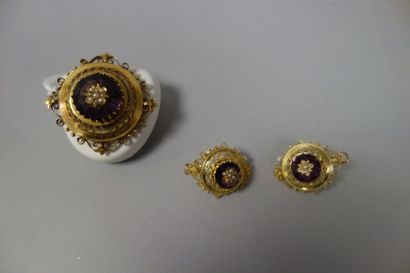 Broche et paire de boucles d'oreilles en...
