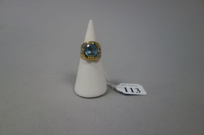 Bague chevalière en or jaune (750) ornée...