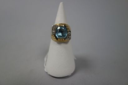 Bague chevalière en or jaune (750) ornée...