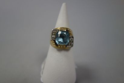 Bague chevalière en or jaune (750) ornée...