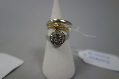Lot de quatre bagues :

- une bague en or...