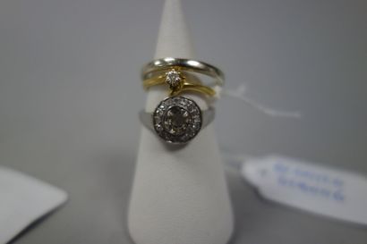 Lot de quatre bagues :

- une bague en or...