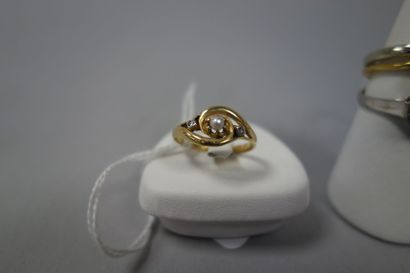 Lot de quatre bagues :

- une bague en or...