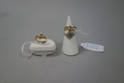 Lot de quatre bagues :

- une bague en or...