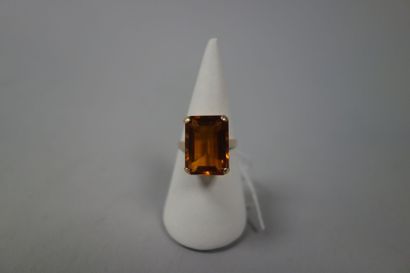 Bague en or jaune (750) ornée d'une pierre...