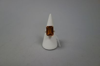 Bague en or jaune (750) ornée d'une pierre...