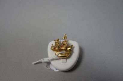 Broche formant pendentif en or jaune (800)...