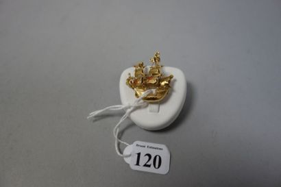 Broche formant pendentif en or jaune (800)...