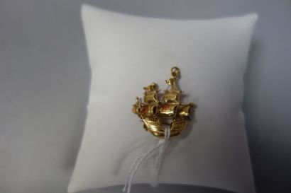 Broche formant pendentif en or jaune (800)...