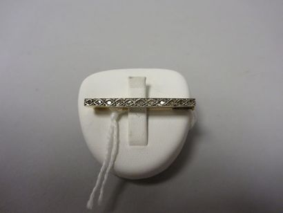 Petite broche ligne en or jaune (750) et...