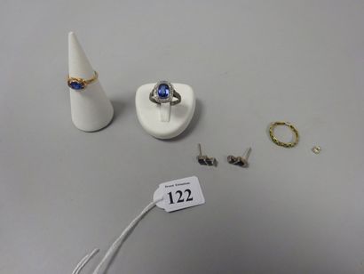 Lot de bijoux comprenant : 

- Paire de clous...