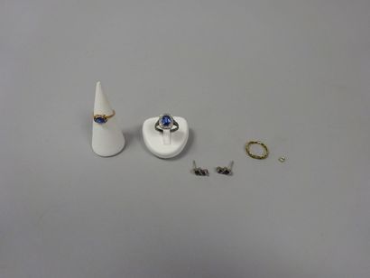 Lot de bijoux comprenant : 

- Paire de clous...