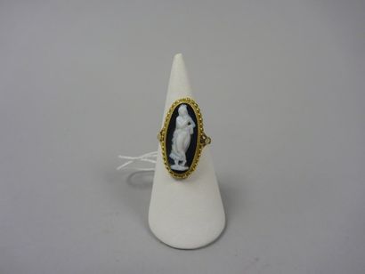 Bague en or jaune (750) de forme marquise...