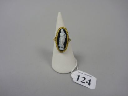 Bague en or jaune (750) de forme marquise...