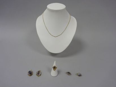 Parure recomposée à ornementation de médaillons...