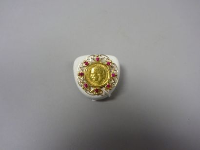 Broche en or jaune (750) ornée d'un demi...