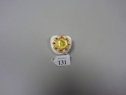 Broche en or jaune (750) ornée d'un demi...