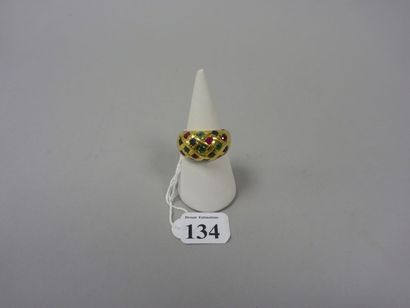 Bague jonc en or jaune (750) à motif de vannerie...