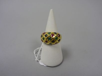 Bague jonc en or jaune (750) à motif de vannerie...