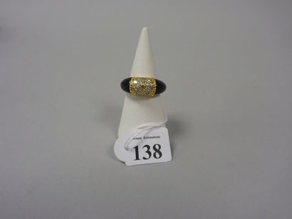 Bague jonc en or jaune (750) ornée de résine...