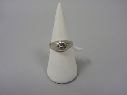 Bague jonc en or blanc (750) retenant en...
