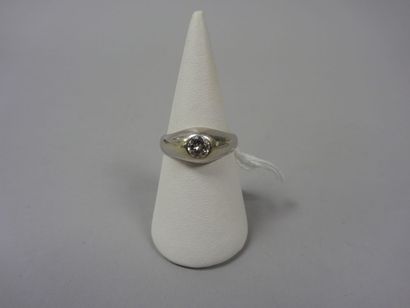 Bague jonc en or blanc (750) retenant en...