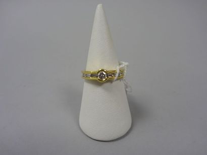 Bague en or jaune (750) ornée d'un diamant...