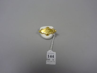 Broche en or jaune (750) à décor floral ciselé...