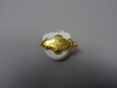 Broche en or jaune (750) à décor floral ciselé...