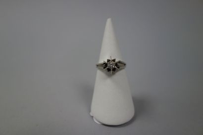 Bague en or gris (750) ornée d'un diamant...