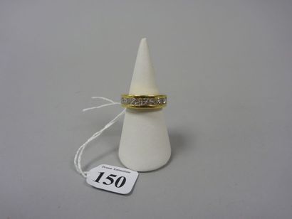 Bague en or jaune (750) ornée d'une ligne...