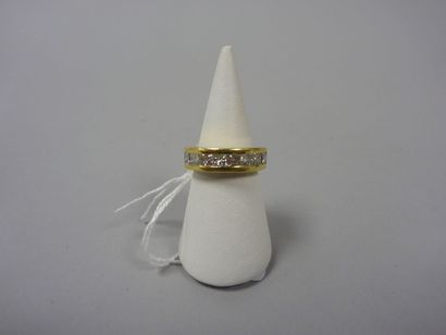 Bague en or jaune (750) ornée d'une ligne...