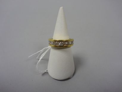 Bague en or jaune (750) ornée d'une ligne...