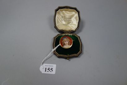 Broche ronde en or jaune (750) à décor émaillé...