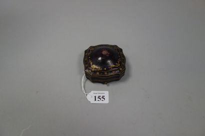 Broche ronde en or jaune (750) à décor émaillé...