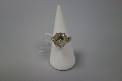 Bague en or blanc (750) ornée d'une importante...