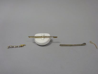 Lot comprenant : 

Une broche barrette en...