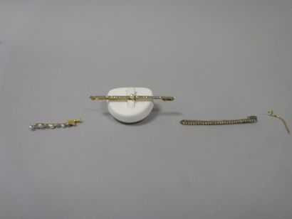 Lot comprenant : 

Une broche barrette en...