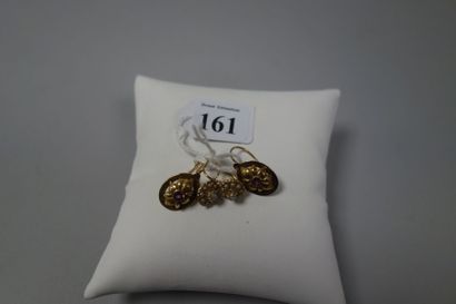Lot comprenant deux paires de dormeuses en...