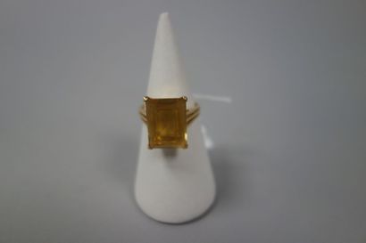 Bague en or jaune (750), ornée d'une citrine...