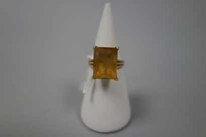 Bague en or jaune (750), ornée d'une citrine...