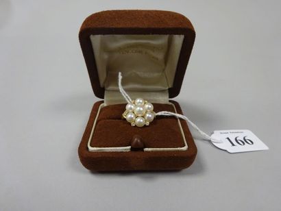 Bague en or jaune (750) ornée d'une fleur...