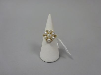Bague en or jaune (750) ornée d'une fleur...