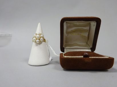 Bague en or jaune (750) ornée d'une fleur...