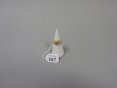 Bague en or jaune (750) à motif d'agrafe...