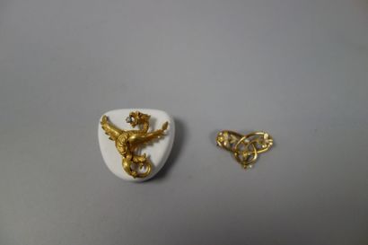 Lot en or jaune (750) :

- une broche en...
