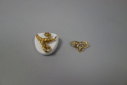Lot en or jaune (750) :

- une broche en...